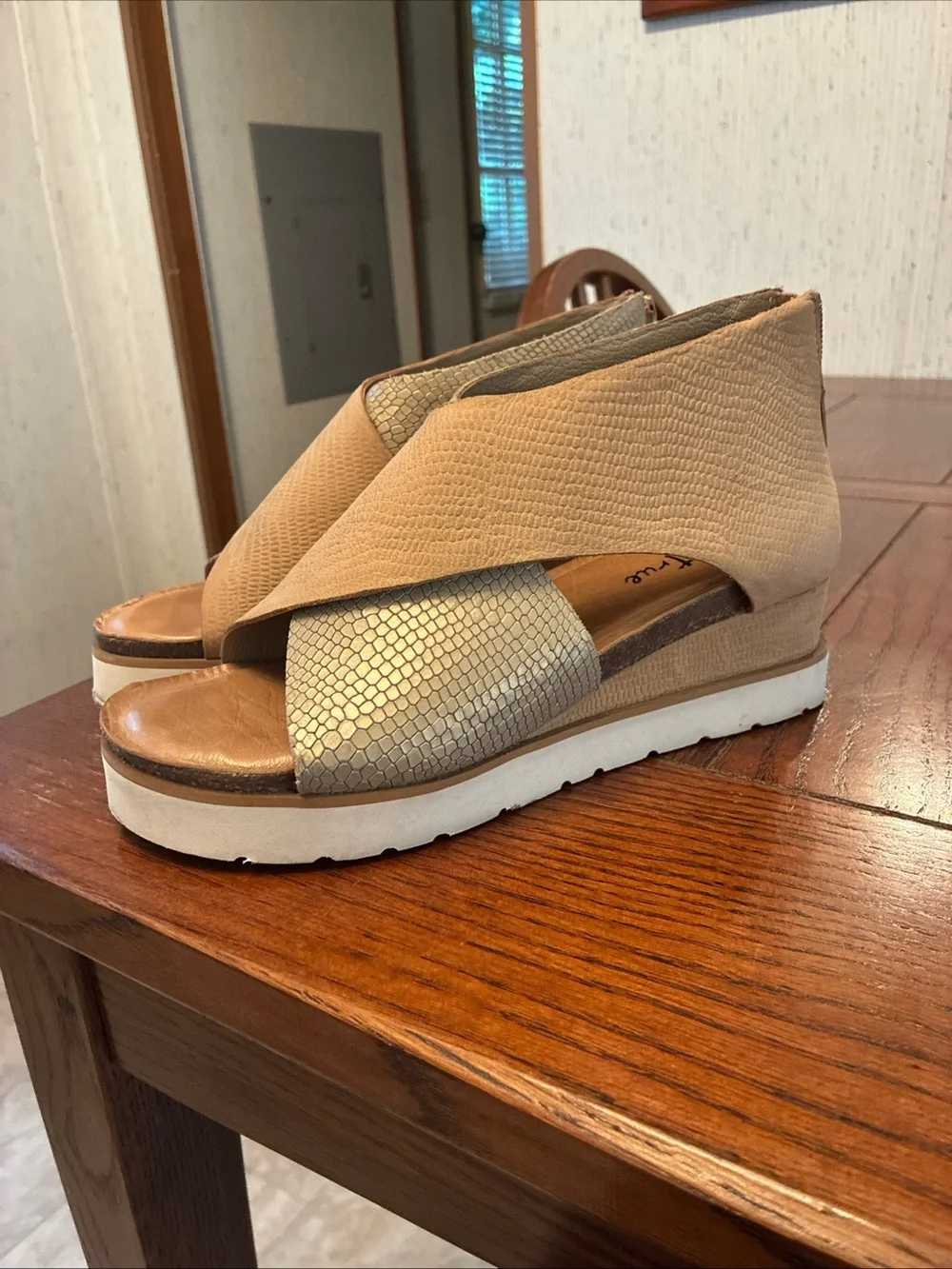 Diba True Gang Way Wedge Sandals Women’s 7M Criss Cross Strap Heel Zip